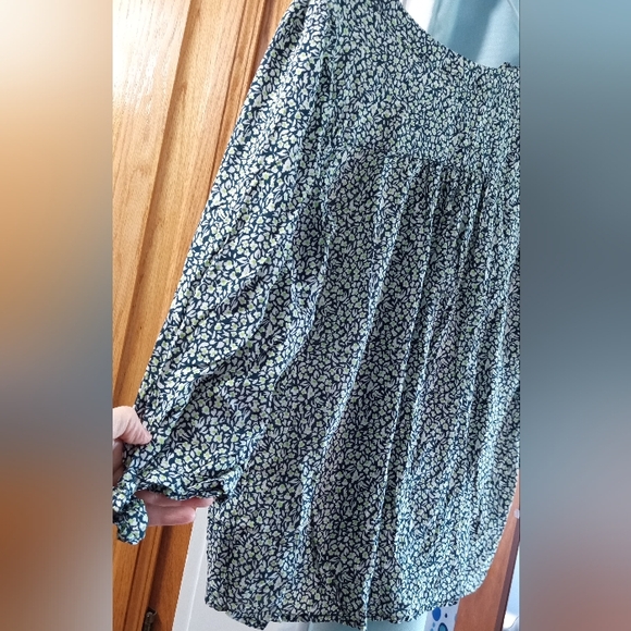 #132 Cynthia Rowley Blue and White Patterned Blouse - Picture 5 of 5